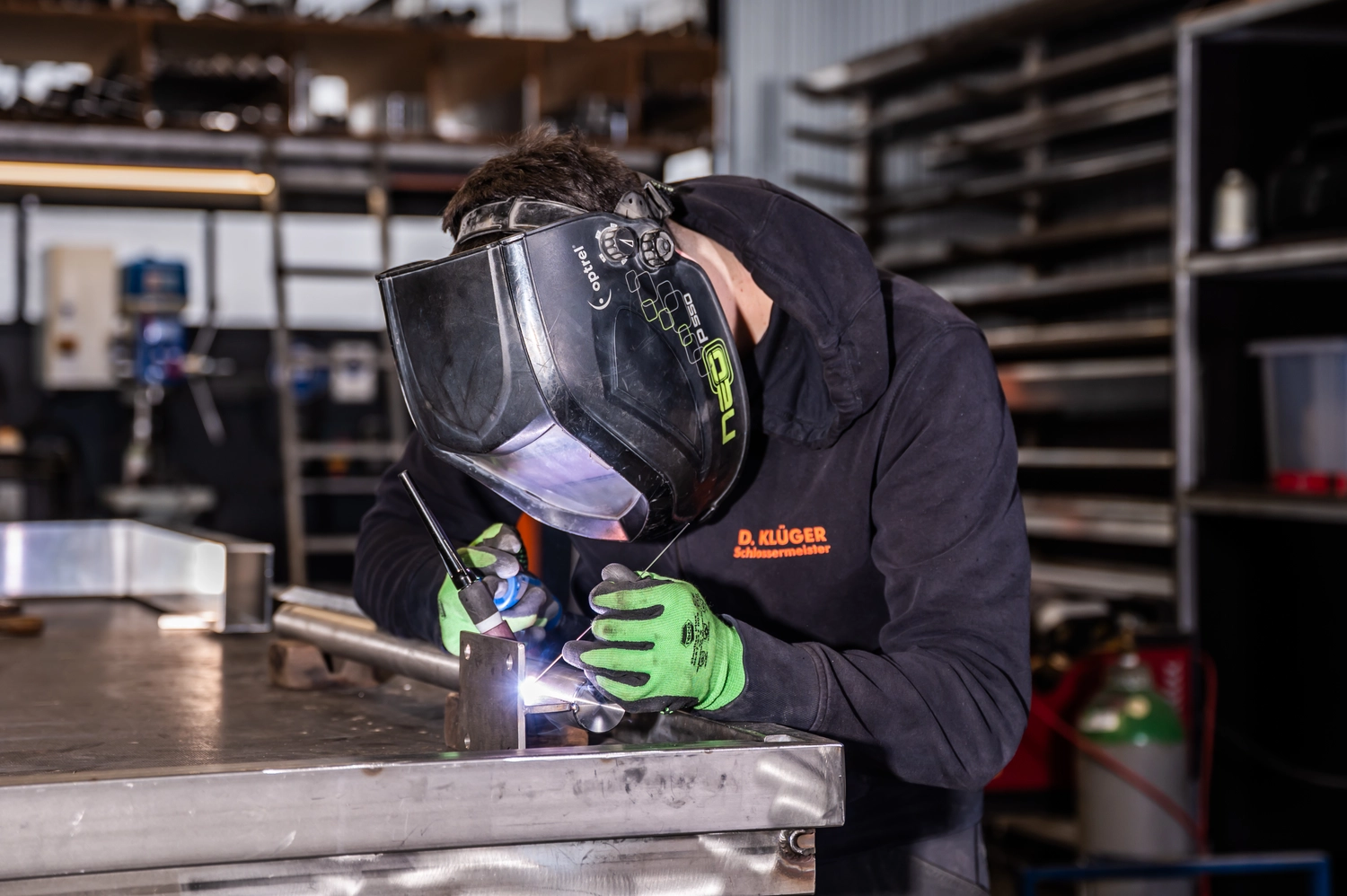 Körfgen - Schlosserei - Dieses Bild fängt einen Moment eines professionellen Schweißers bei der Arbeit ein, wahrscheinlich in einer Metallbearbeitungswerkstatt.