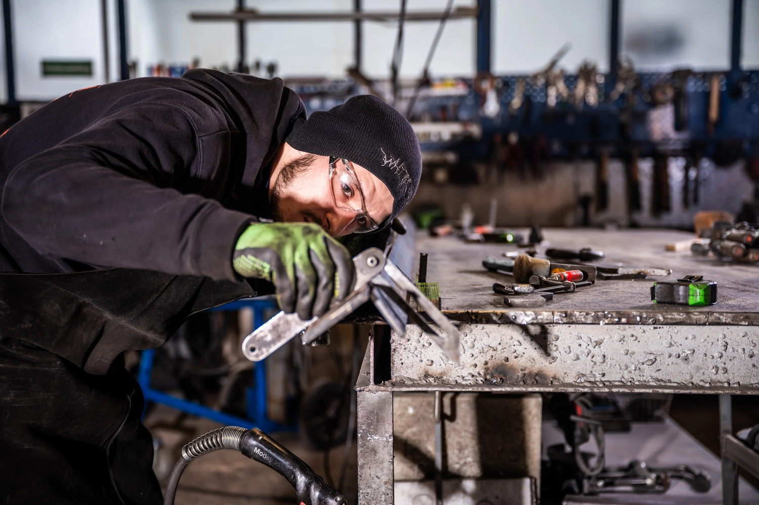 Körfgen - Schlosserei - Dieses Bild fängt einen Moment eines professionellen Schweißers bei der Arbeit ein, wahrscheinlich in einer Metallbearbeitungswerkstatt.