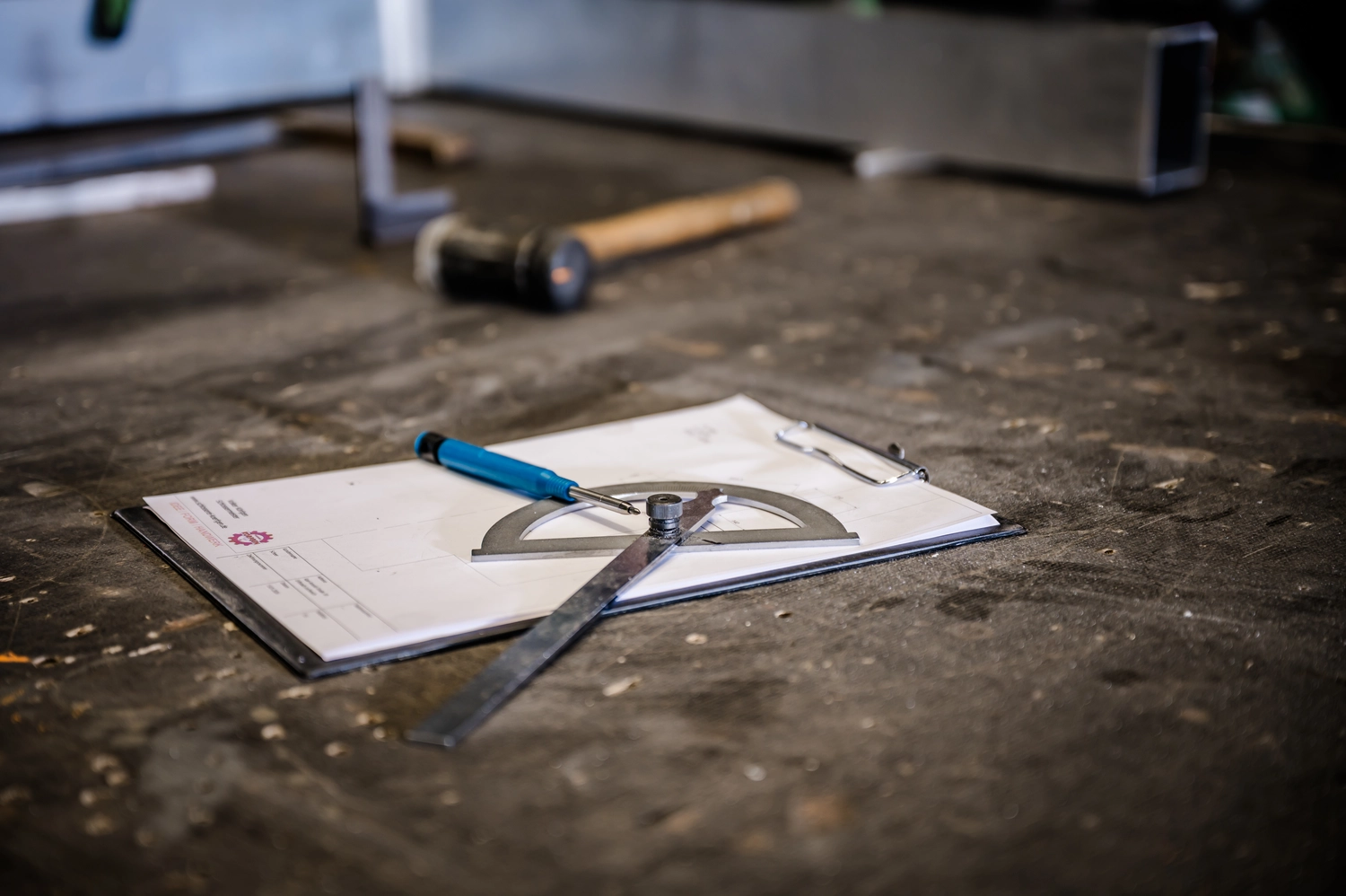 Körfgen - Schlosserei - Dieses Bild fängt einen Moment eines professionellen Schweißers bei der Arbeit ein, wahrscheinlich in einer Metallbearbeitungswerkstatt.